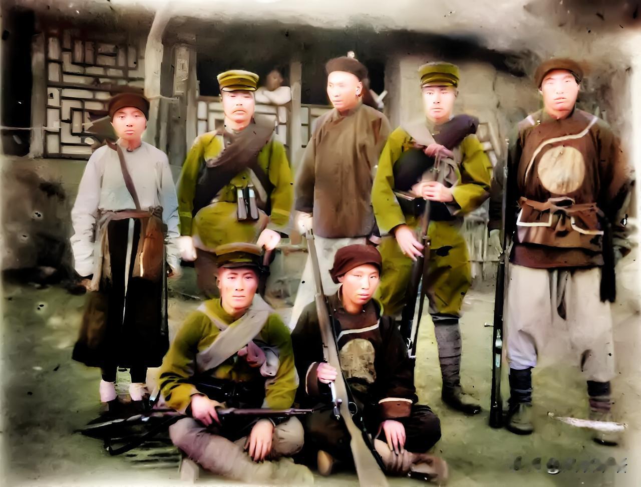 1905年6月29日，三个日本士兵在铁岭大围场西丰县和当地的清兵合影。

坐在最