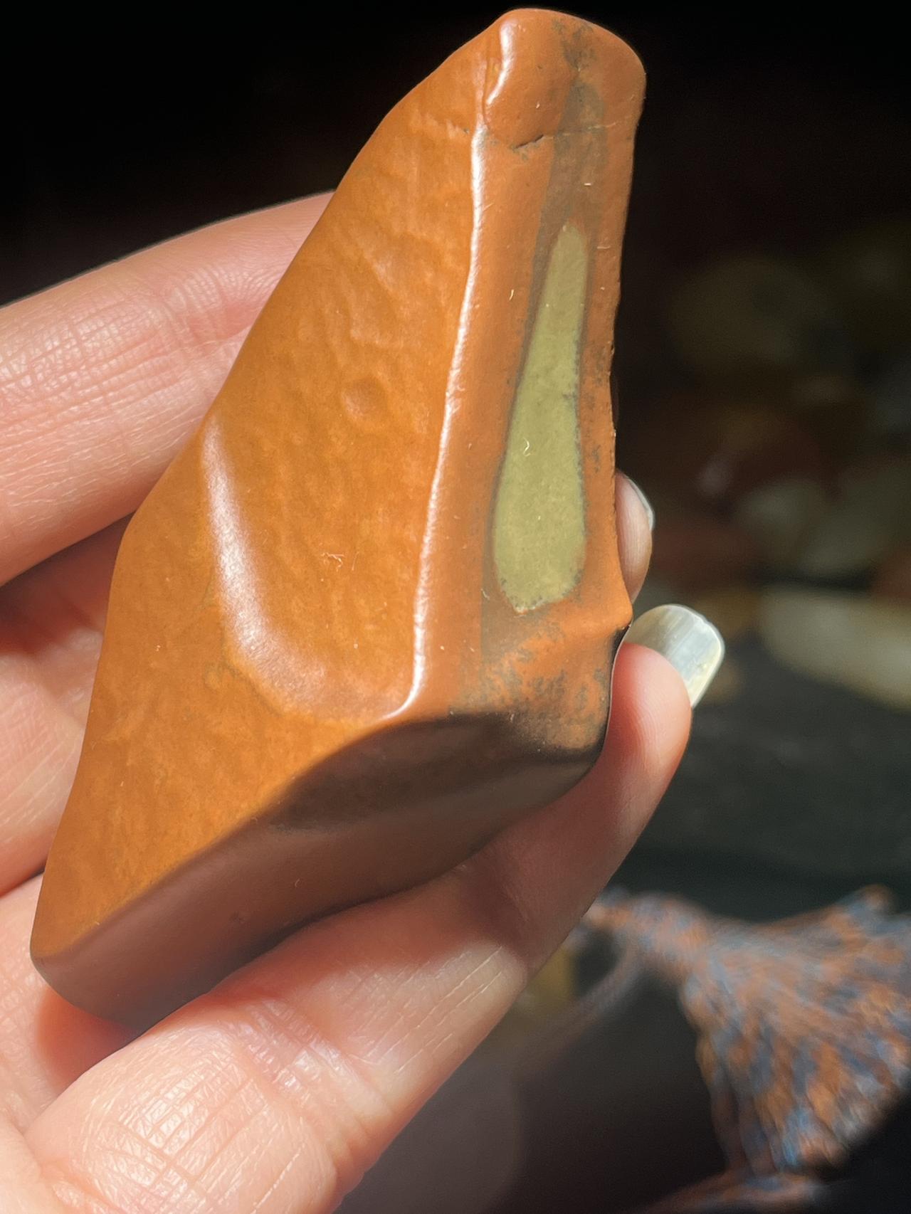 这是一方来自于新疆哈密戈壁滩上的彩泥原石，天然原石，藏拙于朴，大美无言。历经风沙