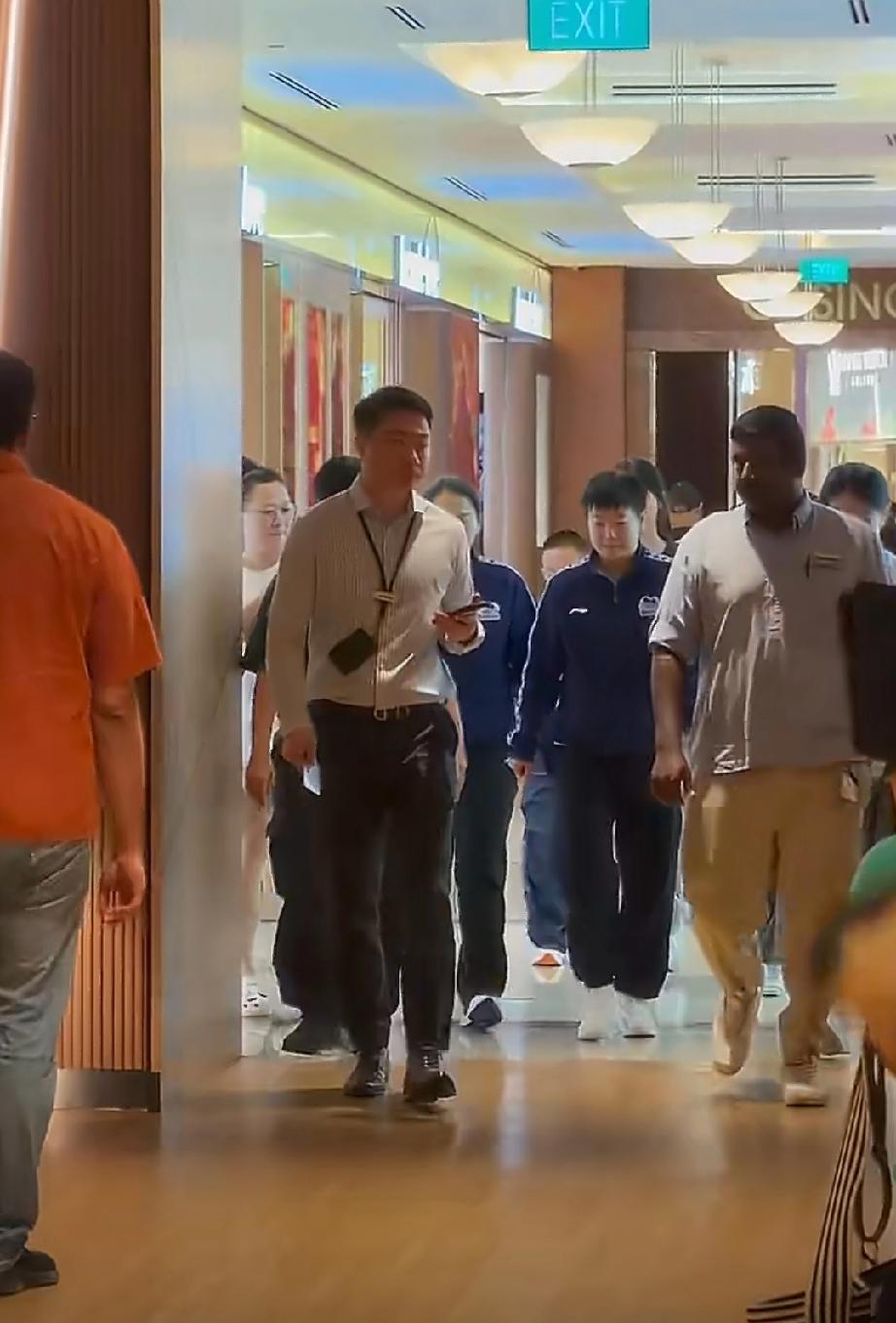 排场拉开！孙颖莎今日新加坡傍晚与何卓佳一起外出吃饭。身边安保陪同，排场拉开！
莎