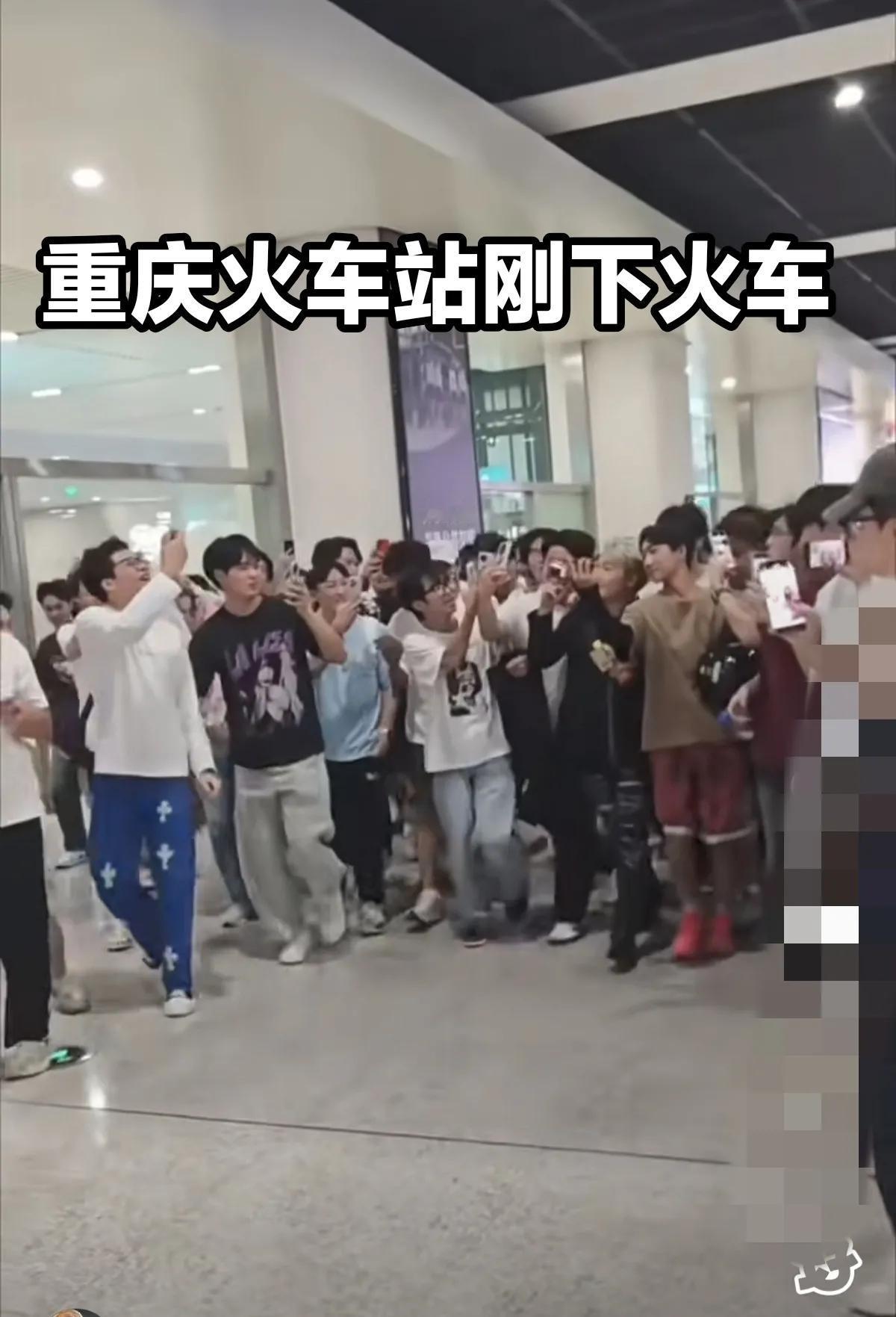 又一个普通人爆火！
预计是下一个鹿哈、丁真
到重庆一下火车就有几千人在外面等着