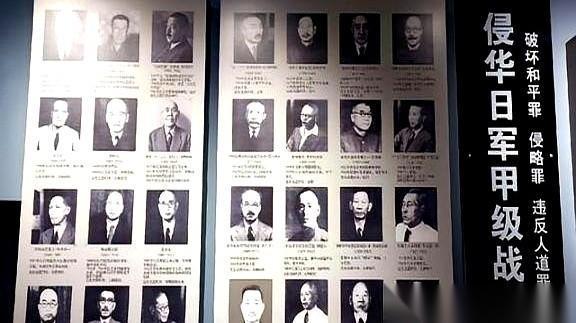 1948年12月23日，巢鸭监狱，东条英机脖子上套好了绳索。
他脚下的木板即将抽