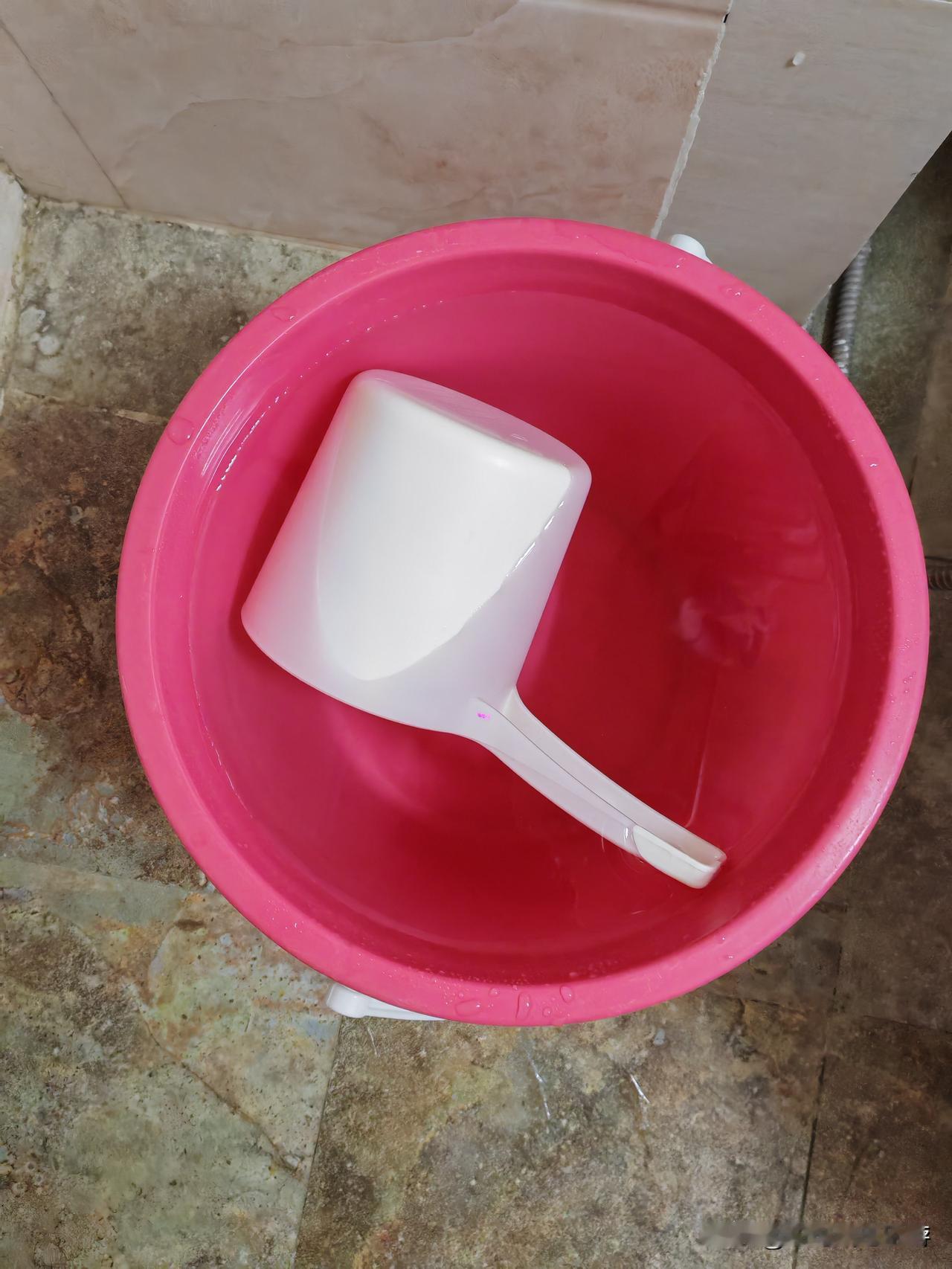 我家停水三天，你家停水了吗？
三天不打球，不洗澡，
装的这些水够用吗？[捂脸]