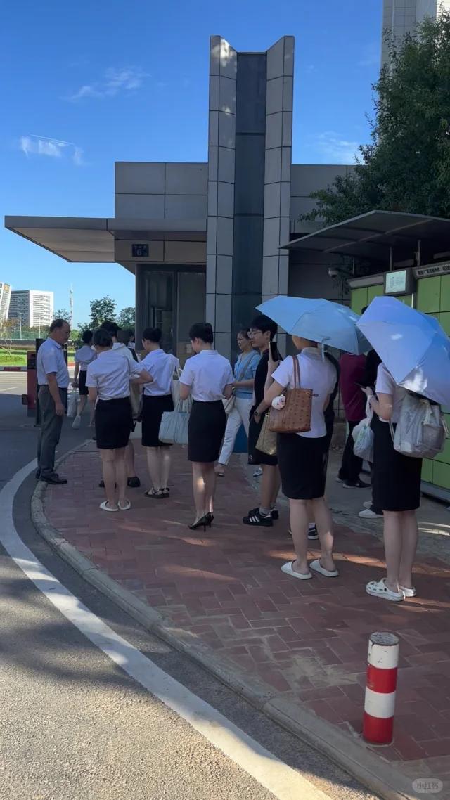 当代年轻人的通病：
1、熬夜成瘾：现在年轻人经常凌晨一两点仍然抱着手机不放手；