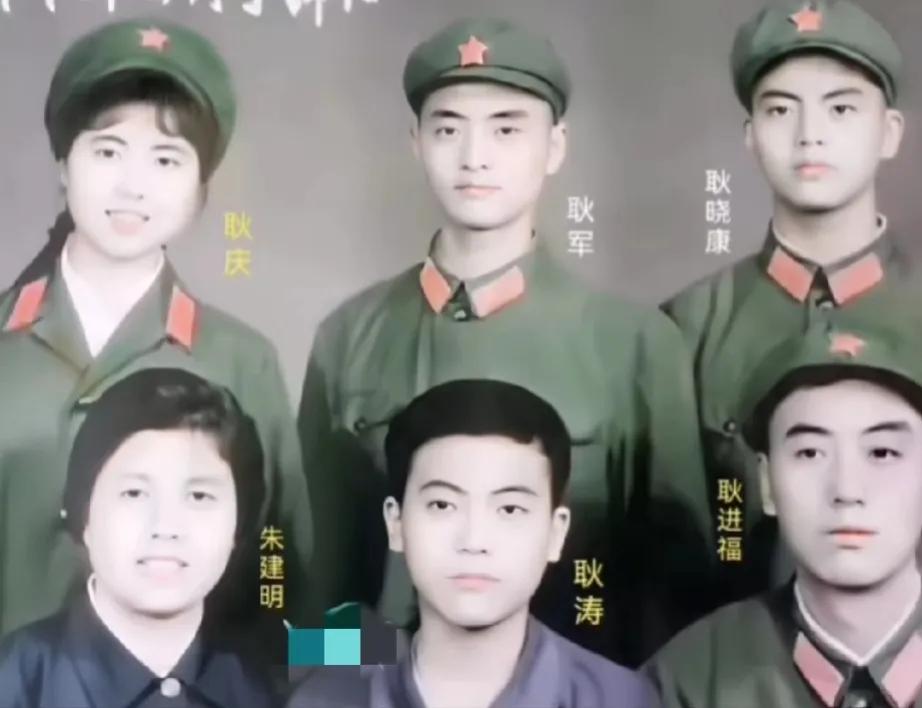 耿军、耿晓康的父亲耿进福曾是150师副参谋长。
1979年2月，对越反击战爆发，