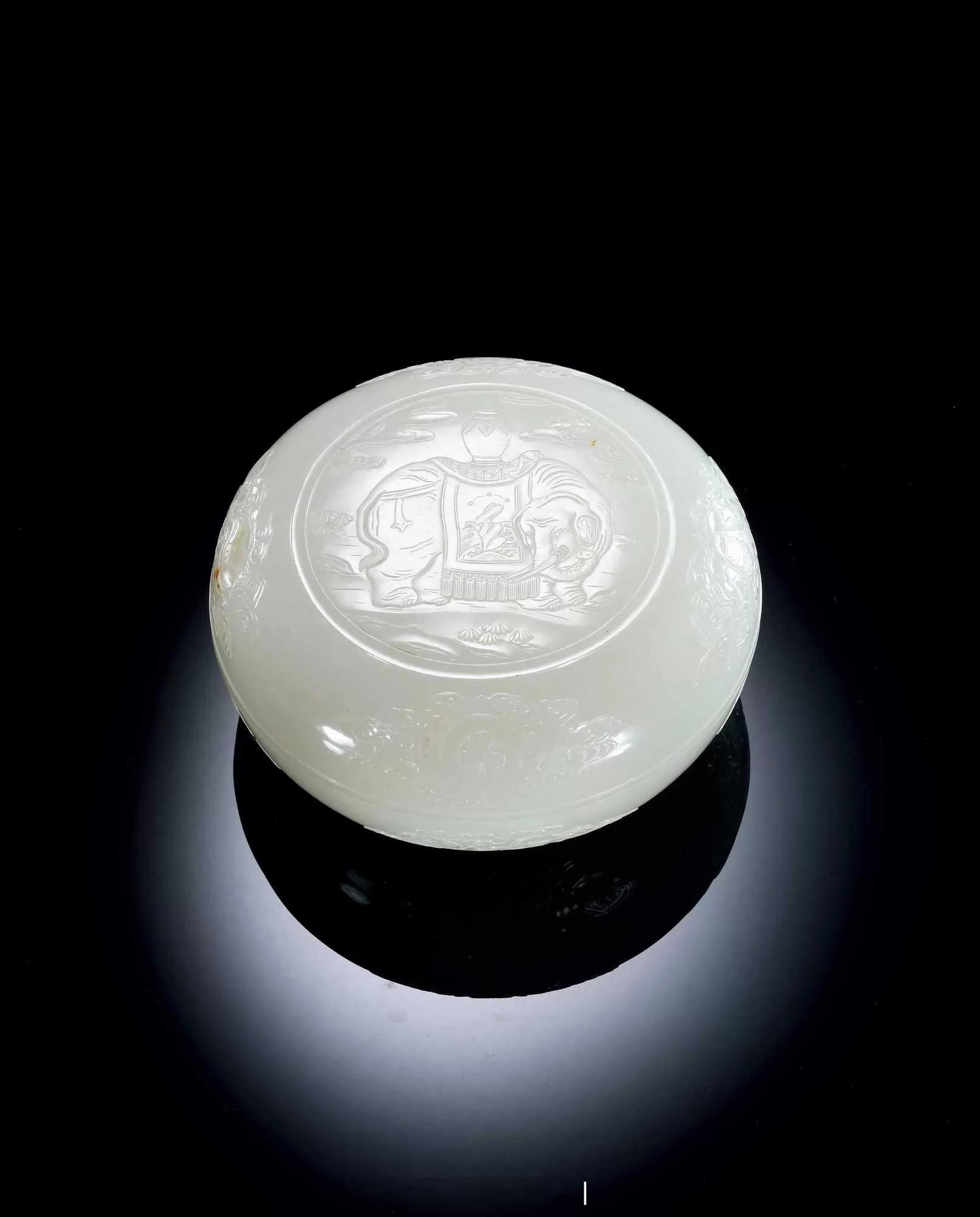 清乾隆 白玉太平有象八宝纹盖盒此盖盒以上等和田白玉为材，取料二分之一处一剖为二，