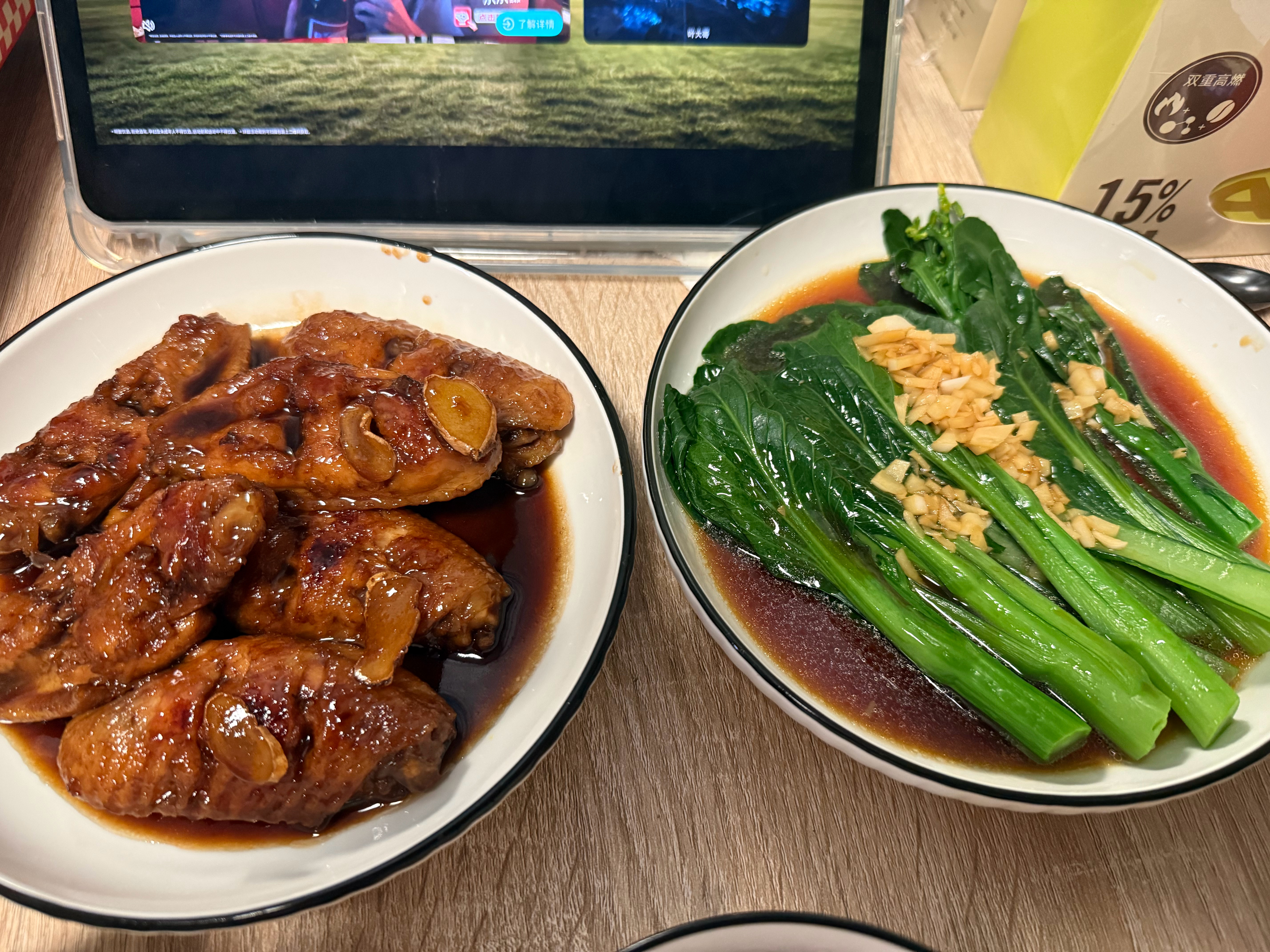 可乐鸡翅，白灼菜心看着还不错哦hh 就是广东做饭也太热了吧？？？中间擦好几次汗。