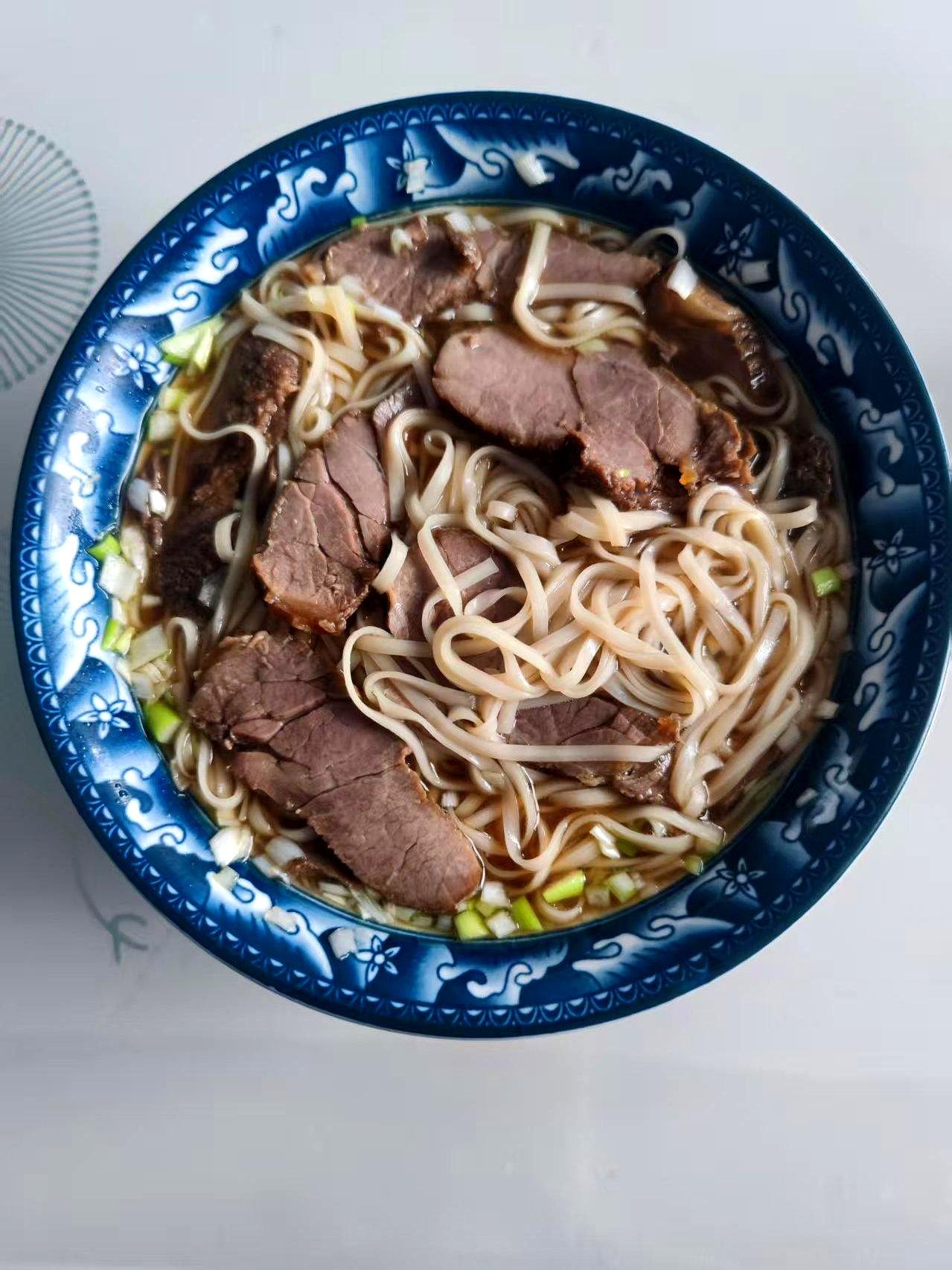 保姆一顿牛肉面煮光待客牛腩，雇主视频里瞅见碗里肉比面多，当场犯了难。
张婶十一