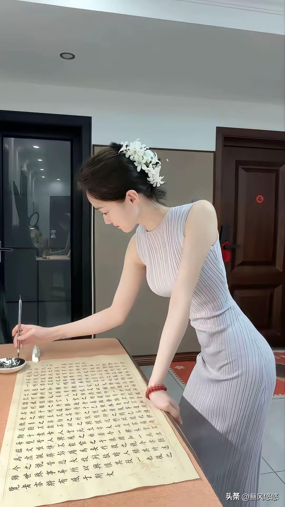 上联：遥看山色茫

下联：近赏翰墨香

（网图侵删）