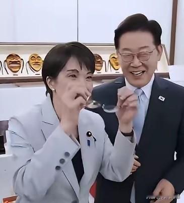 李在明和高市合影的时候，满脸总是堆着笑容，从始至终都是如此，高市也是乐乐呵呵，非
