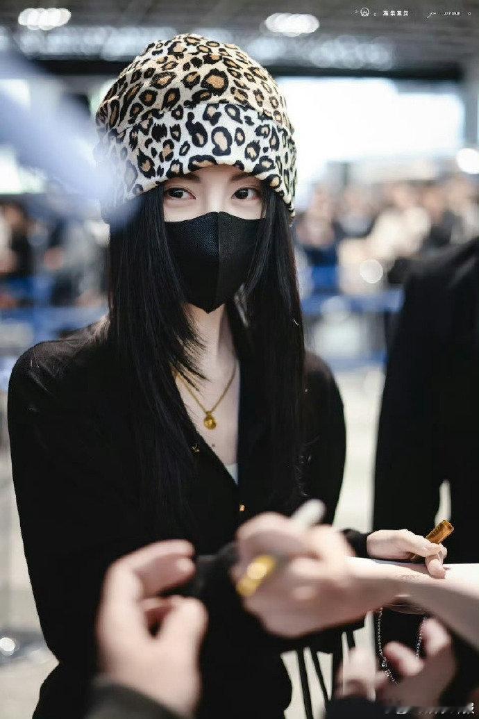 鞠婧祎米兰返程路透鞠婧祎米兰返程look 米兰时装周的精彩落幕，鞠婧祎开启回国行