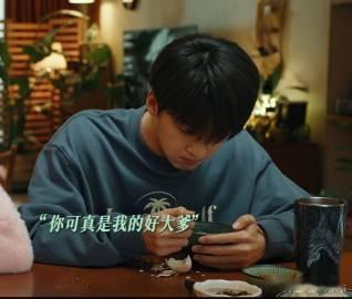 何洛洛新剧成周雨彤冷战传声筒  何洛洛新剧里大显身手，成了周雨彤的冷战小助手，姨