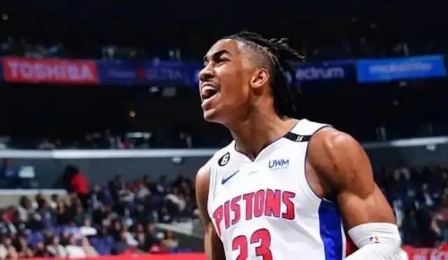 这个更刺激，超级逆转19分，小伙子3+1准绝杀！我在出差的高铁上，俩手机支着看球