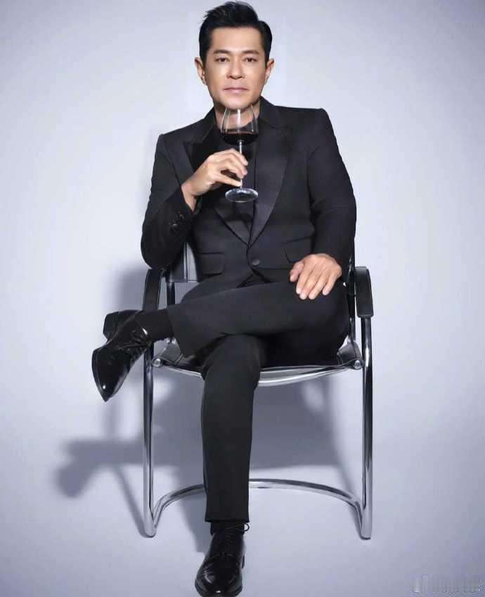 古天乐为了不化妆晒黑自己 据港媒，在采访中谈起“晒黑之谜”。他说自己一向喜欢健康