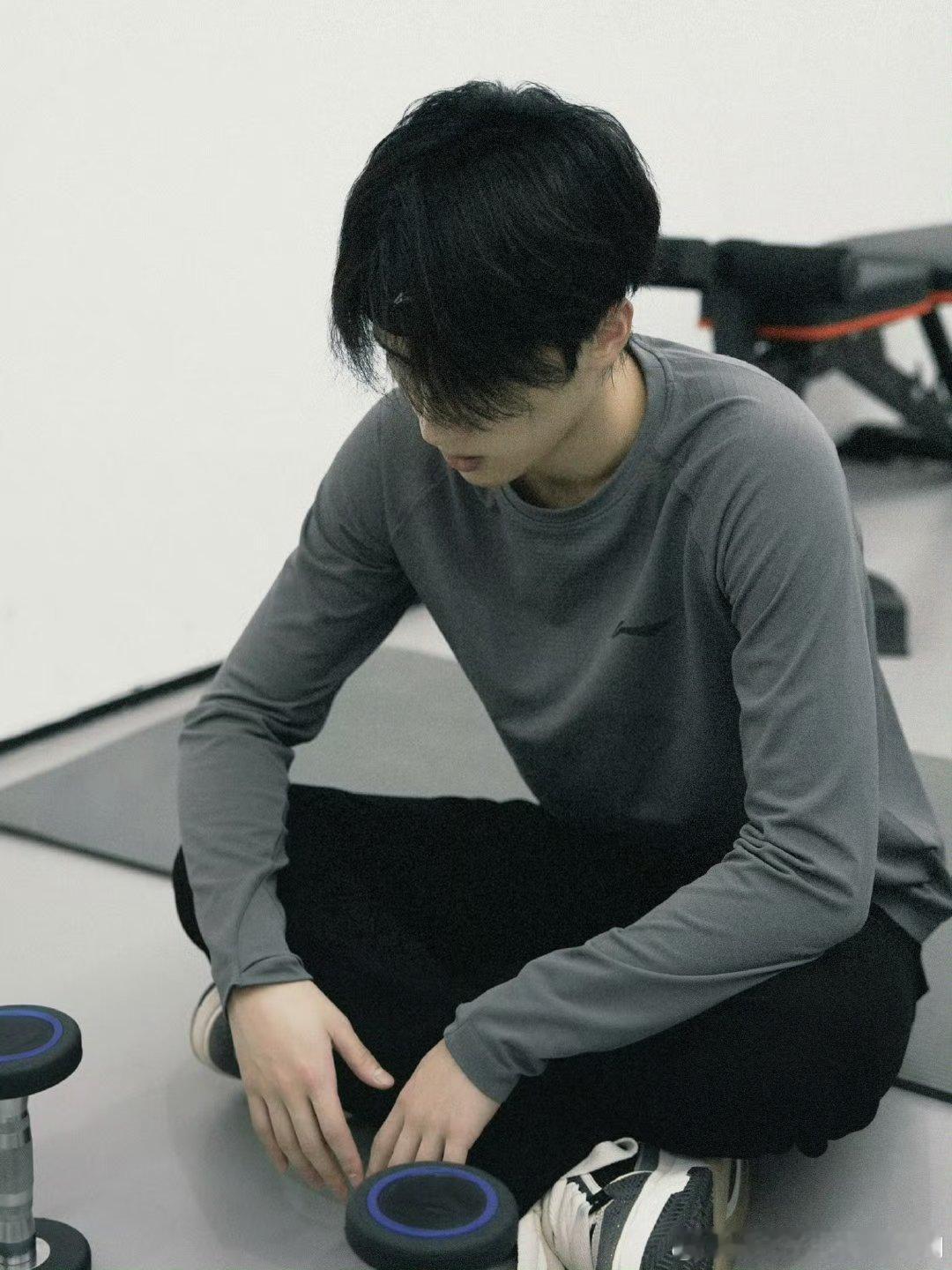 #严浩翔黑发带##严浩翔运动四宫格##严浩翔运动训练#严浩翔运动四宫格，是开始运