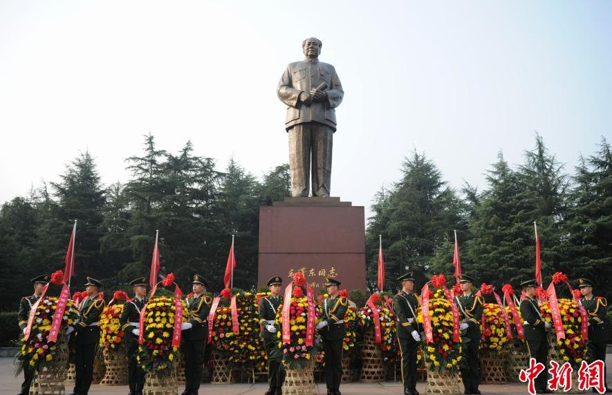 1993年12月，一尊3.7吨重的毛主席铜像从南京晨光机械厂启程，跨越四个省，运