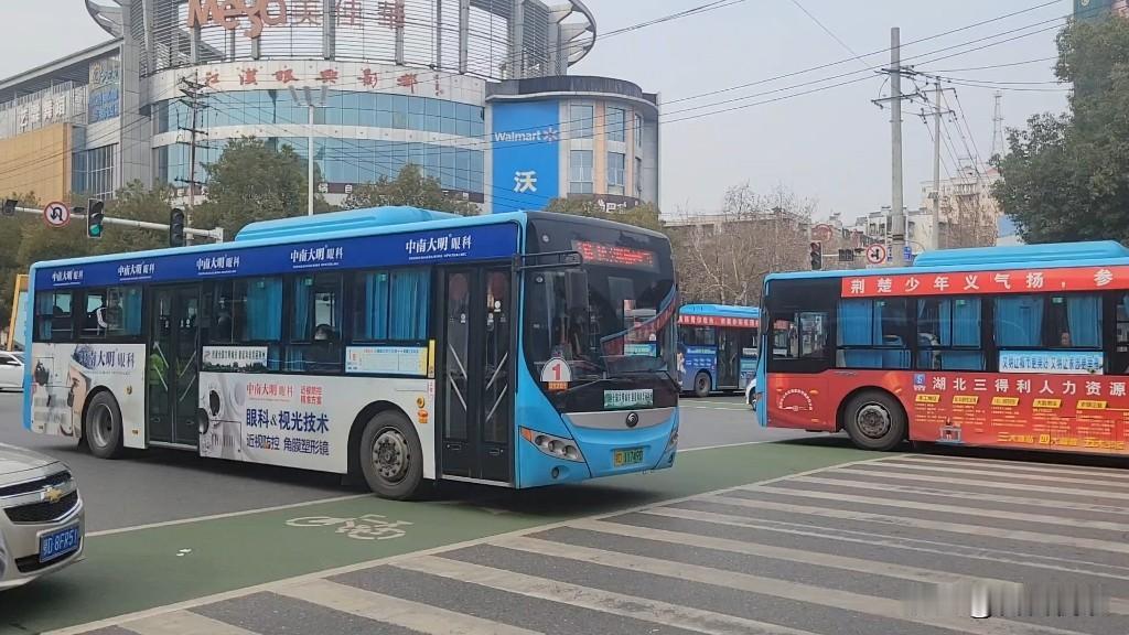 前阵子，荆州早班公交司机会对每天第一趟车第一个乘客说“你好，欢迎乘坐公交车”。最