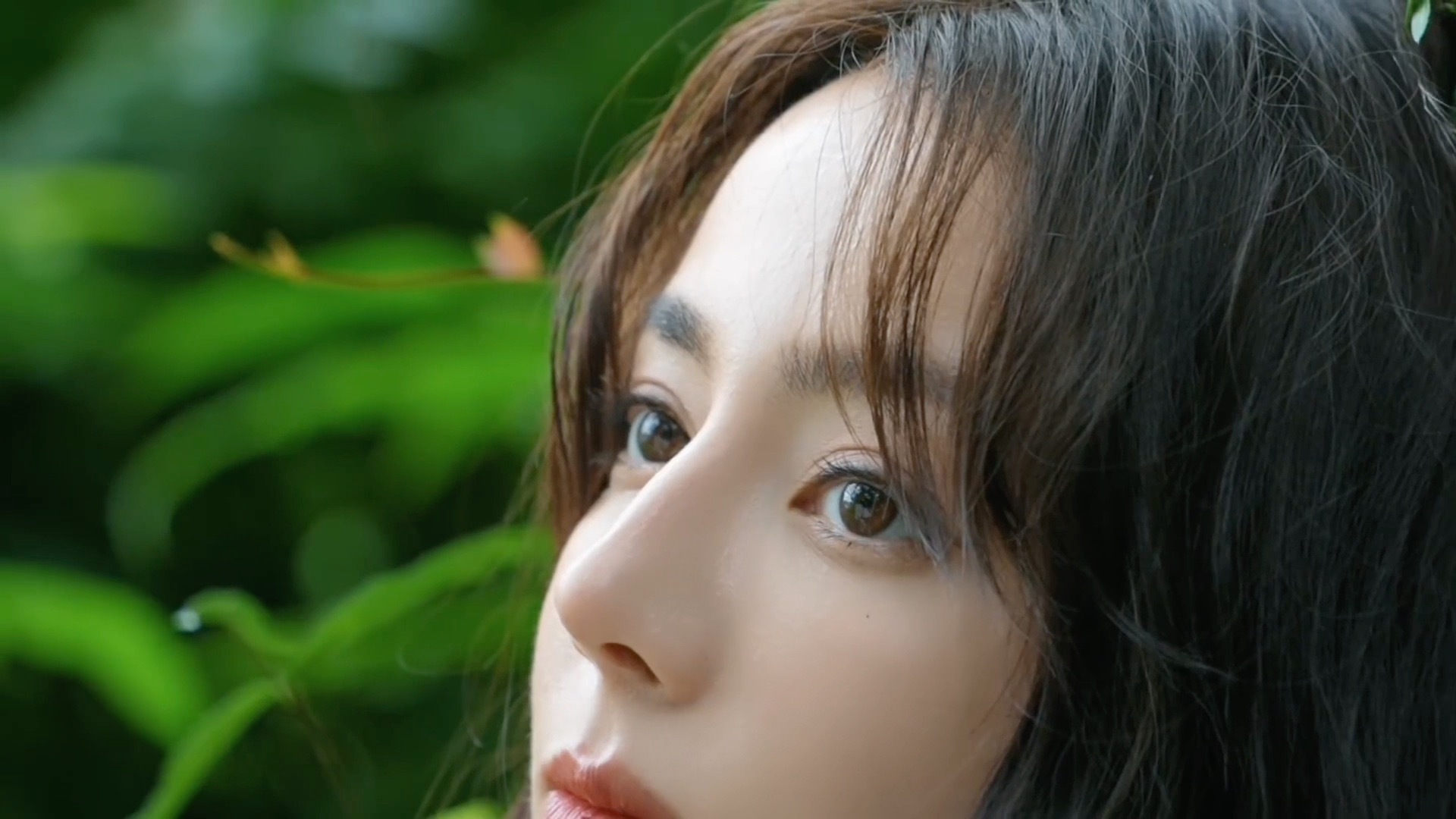👤 迪丽热巴花絮 live 每次都特别喜欢草木天地之间的清澈的她，轻盈、清灵，