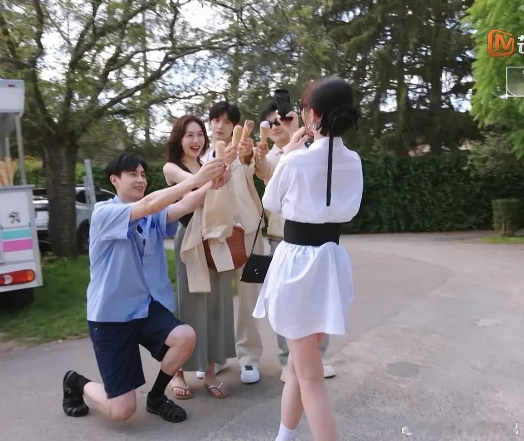 虞书欣和胡一天是在综艺里演偶像剧吗[吃惊] ​​​