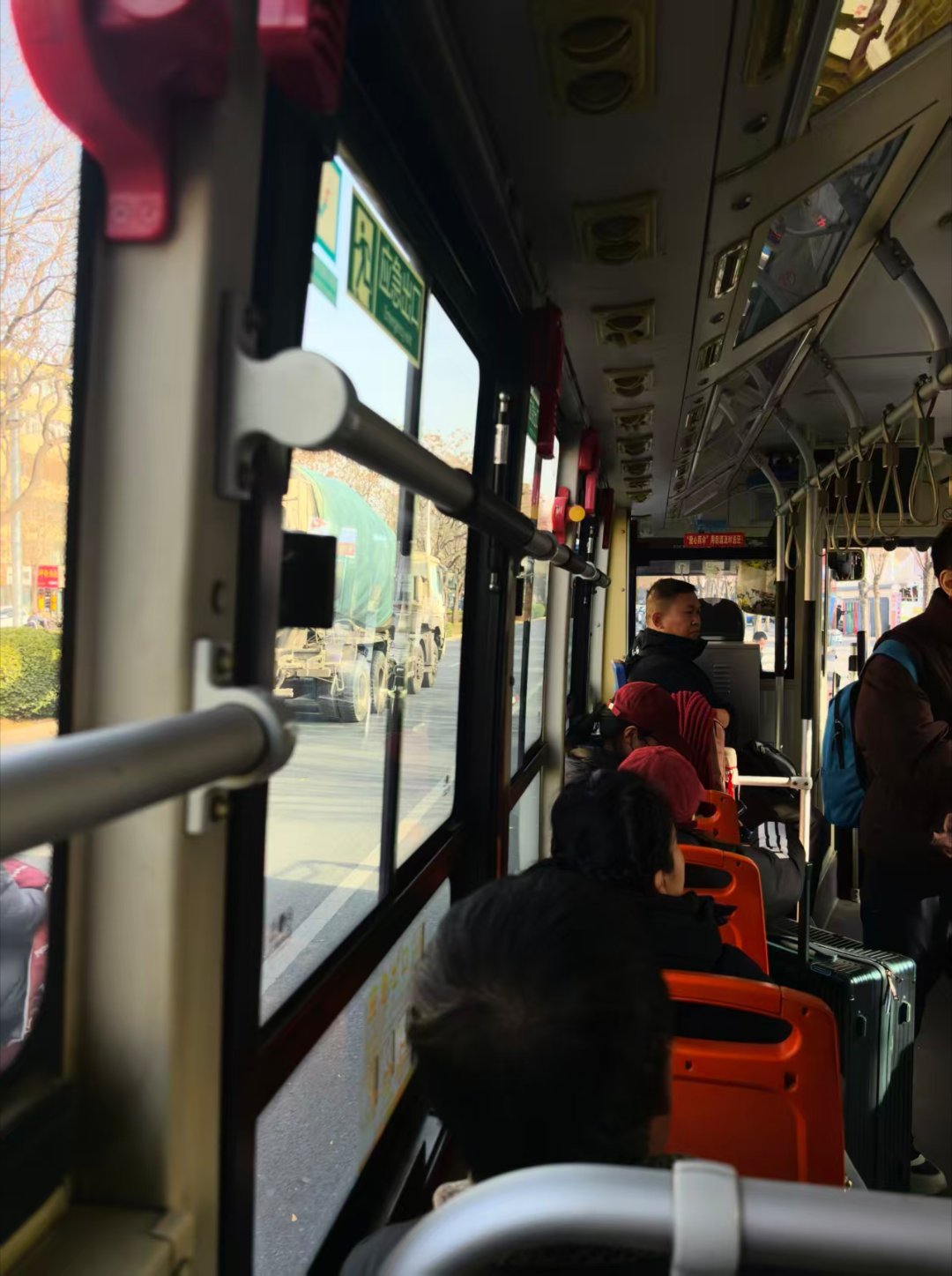 目的地：吉利汽车4S店目的：试乘第五代吉利帝豪让我看看落地不到9万的国民好车是什