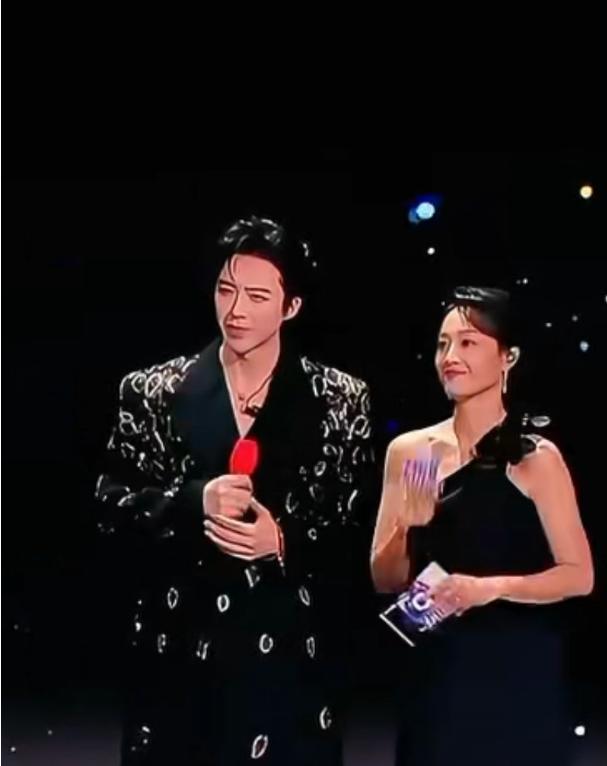 别看这个女人长的普普通通的，看起来不起眼，但一查才知道，实际上大有来头，她做的事