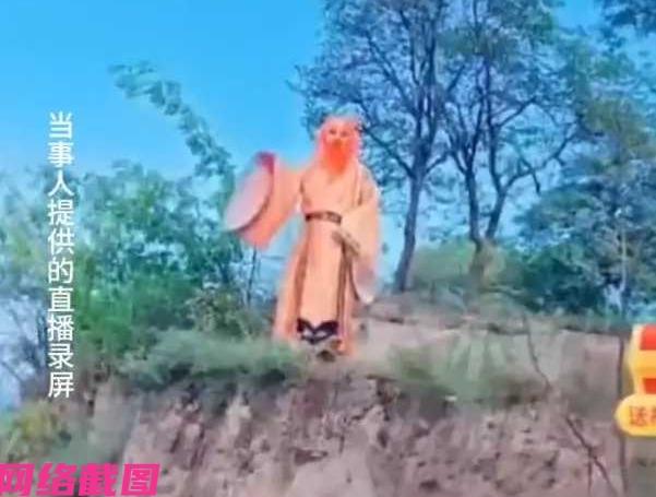 甘肃有女子发现自己妈妈在看直播时，还花了一万五买了很多不着调的东西，于是女子便想