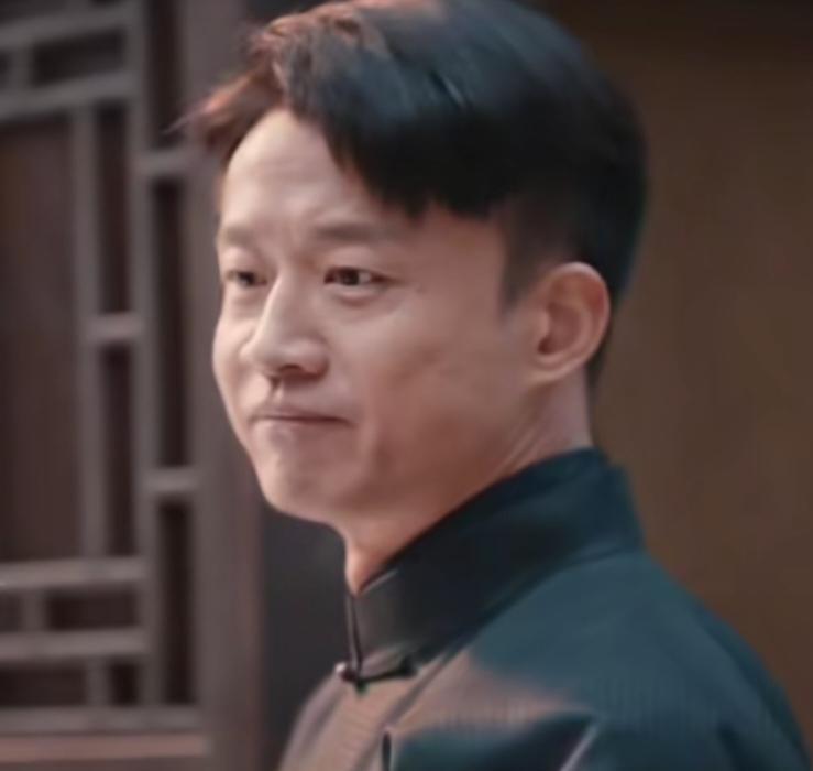 初恋、老公、合伙人，你站谁？
剧版把这道送命题拍成了职场+战场+商场三重修罗场。
