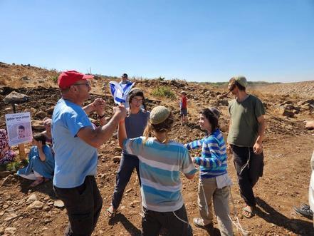 据英国广播公司报道，40名以色列平民正试图在一夜之间跨越那道布满铁丝网的边界线。