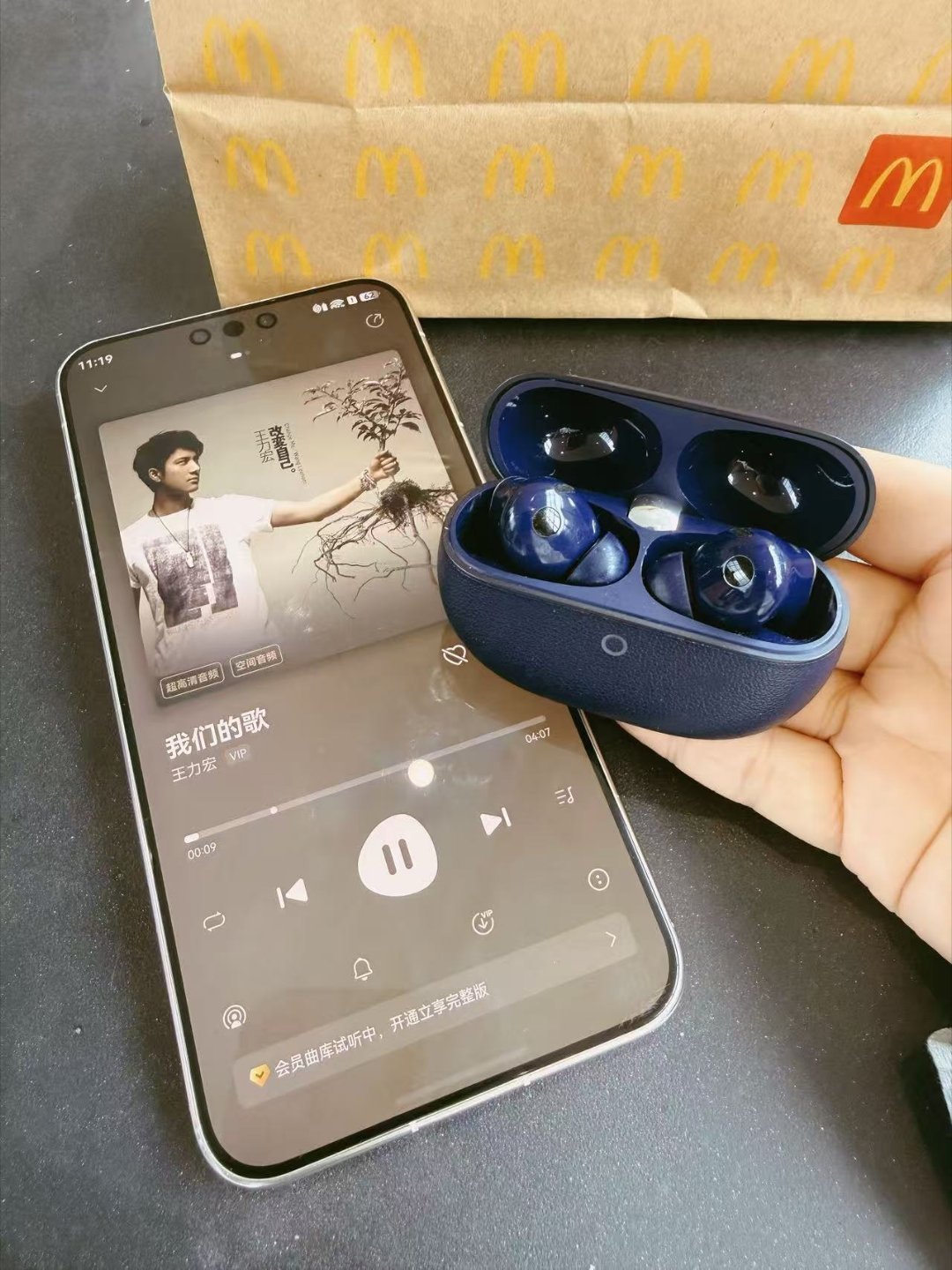 什么是母带级无损音质，简单说就是你能听到的、最接近录音棚原始母带品质的声音。华子