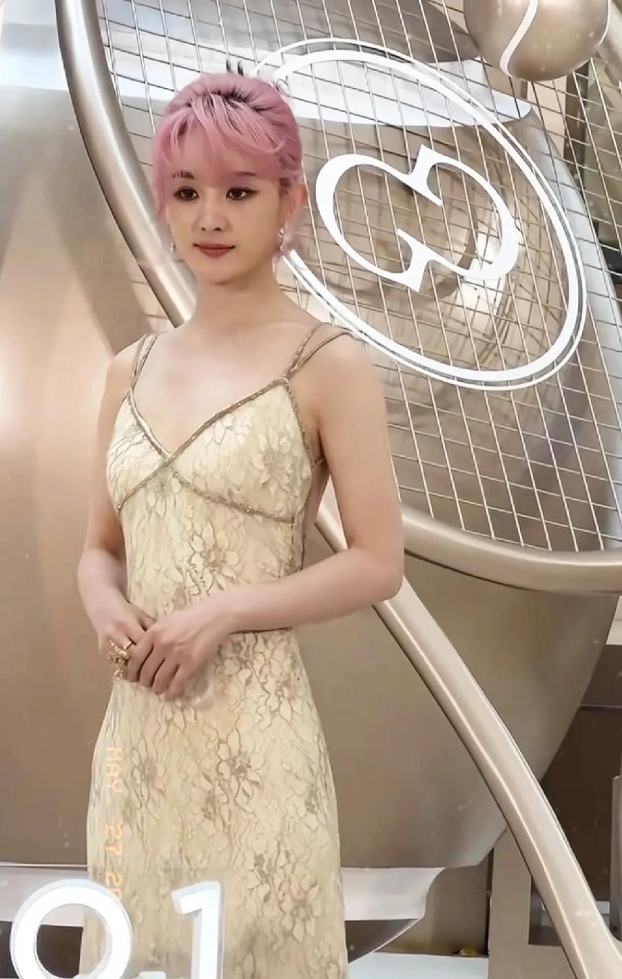 赵丽颖扛不住了！
全删了。
之前发的三个字已经不见踪影，看来她也意识到影响不好。