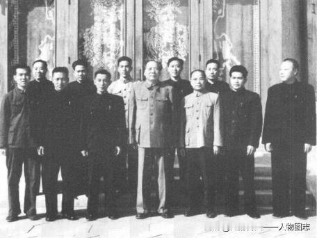 毛泽东与身边工作人员合影(1962年)