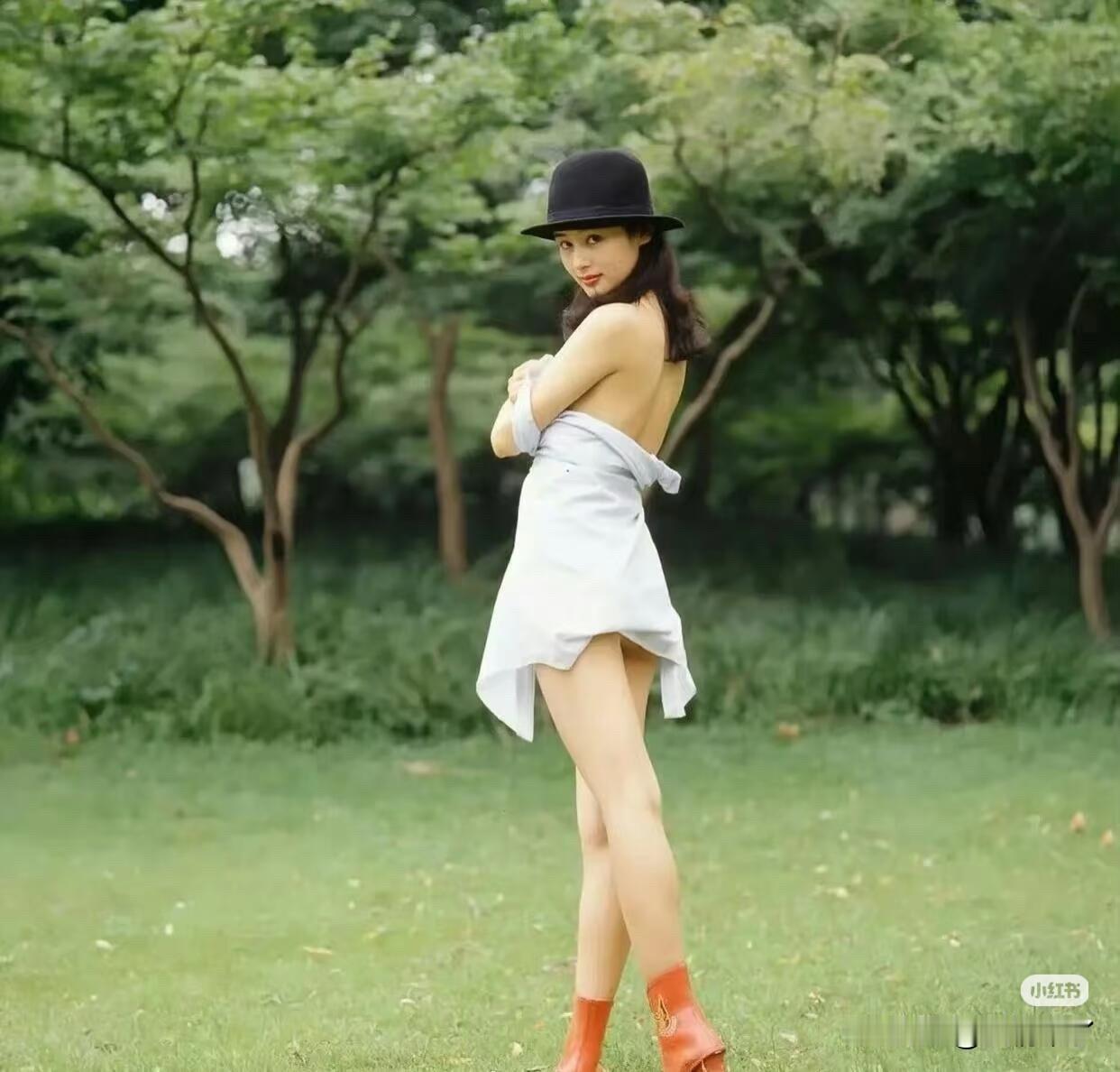 年轻时的陈红风情万种，大长腿直接霸屏，怪不得能套住陈凯歌的心