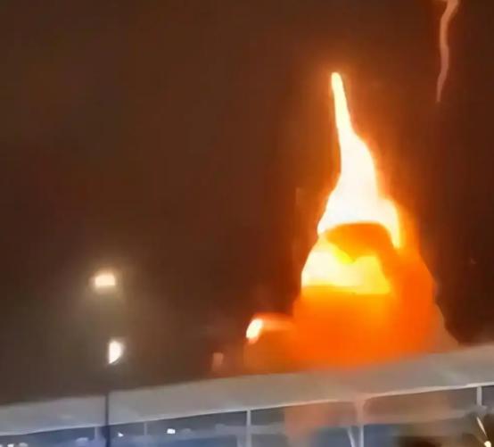 美伊冲突持续升级，外界普遍认为美国是最大输家，实则不然，真正的“冤大头”是特朗普