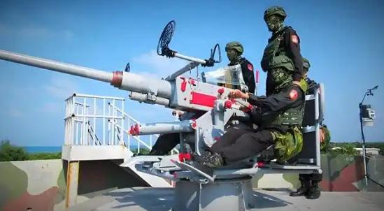 东沙岛的台军这次干得漂亮！解放军无人机飞到岛上空转了一圈，台军瞧见了压根没当回事