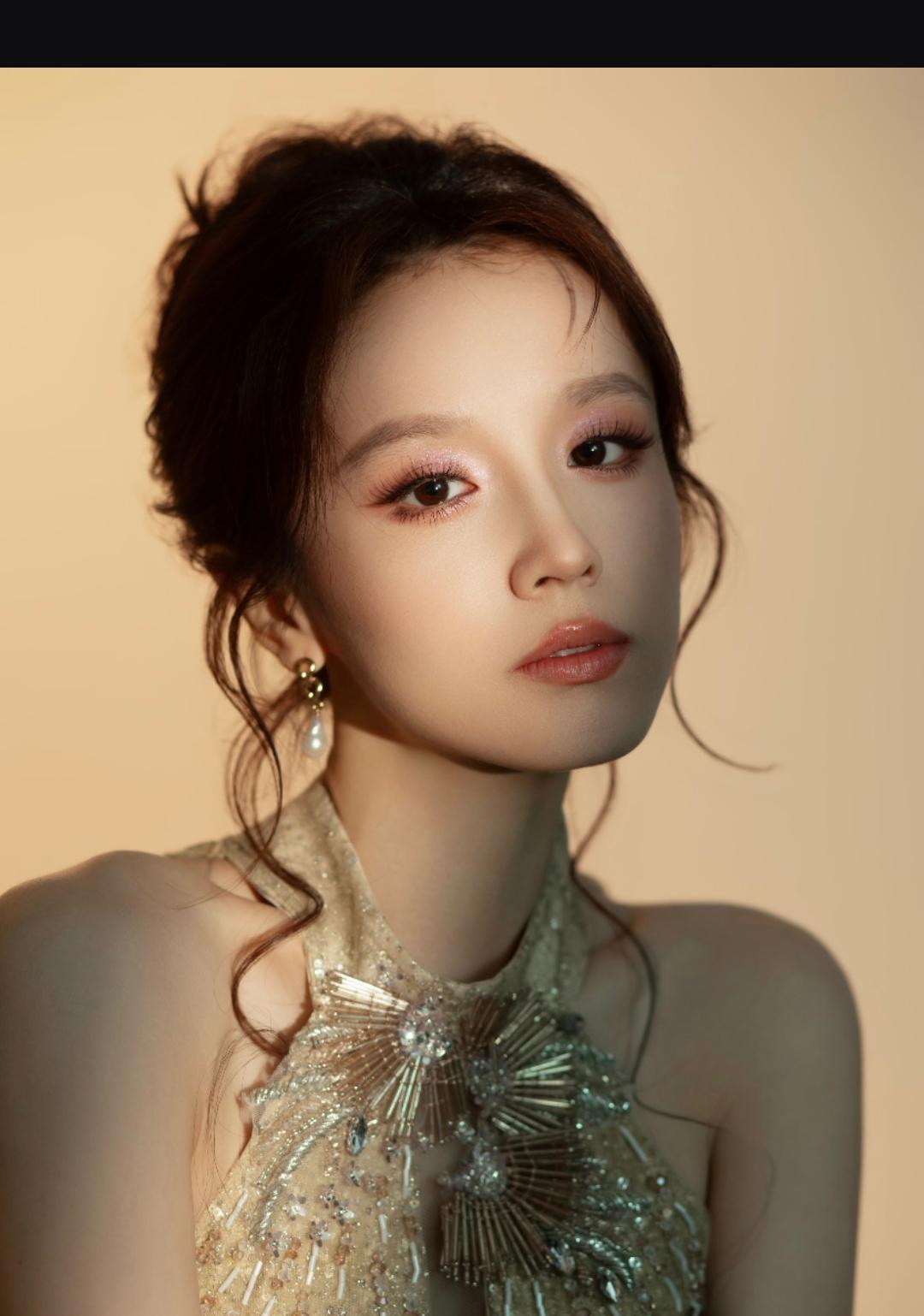 要是光论颜值或者背后靠山，张雅琪在美女扎堆的内娱真排不上号。可偏偏这个姑娘身上有