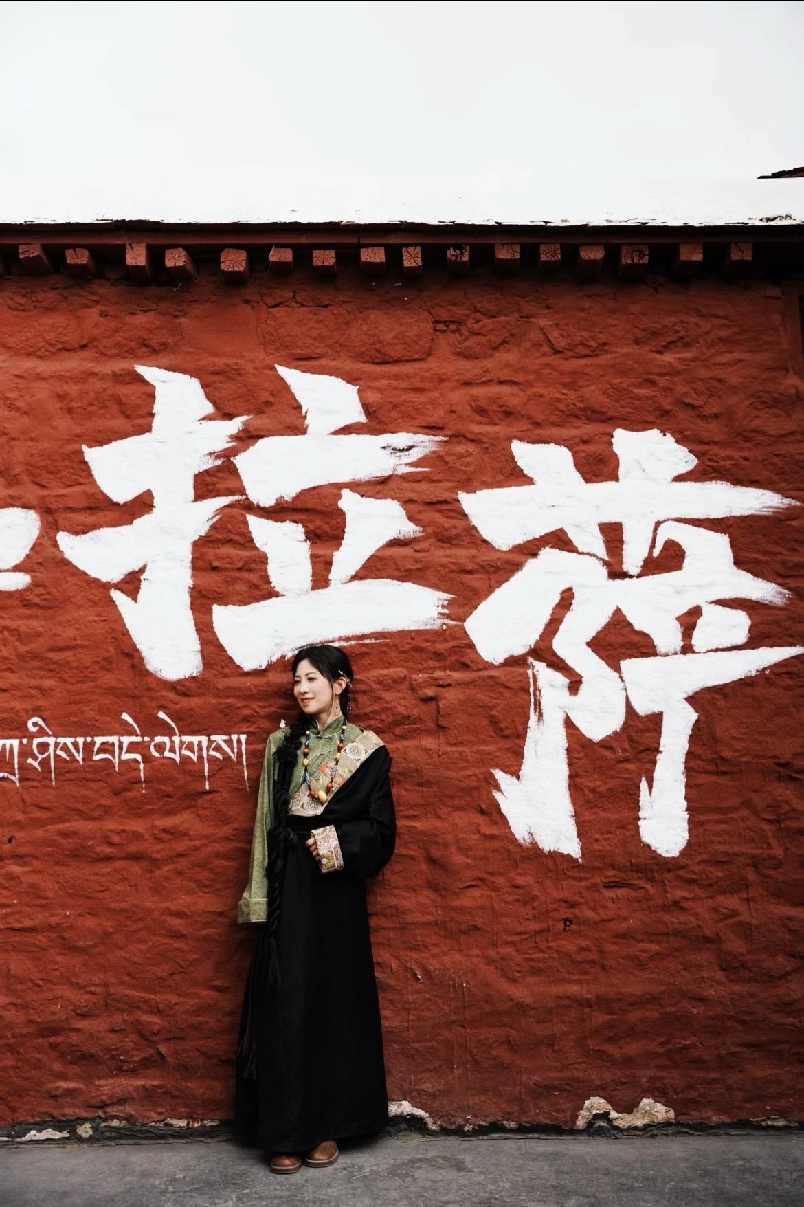 八廓街的风好听话。ང་ཁྱེད་ལ་ཚོར་བོ་ཡོད། “生活，可...
