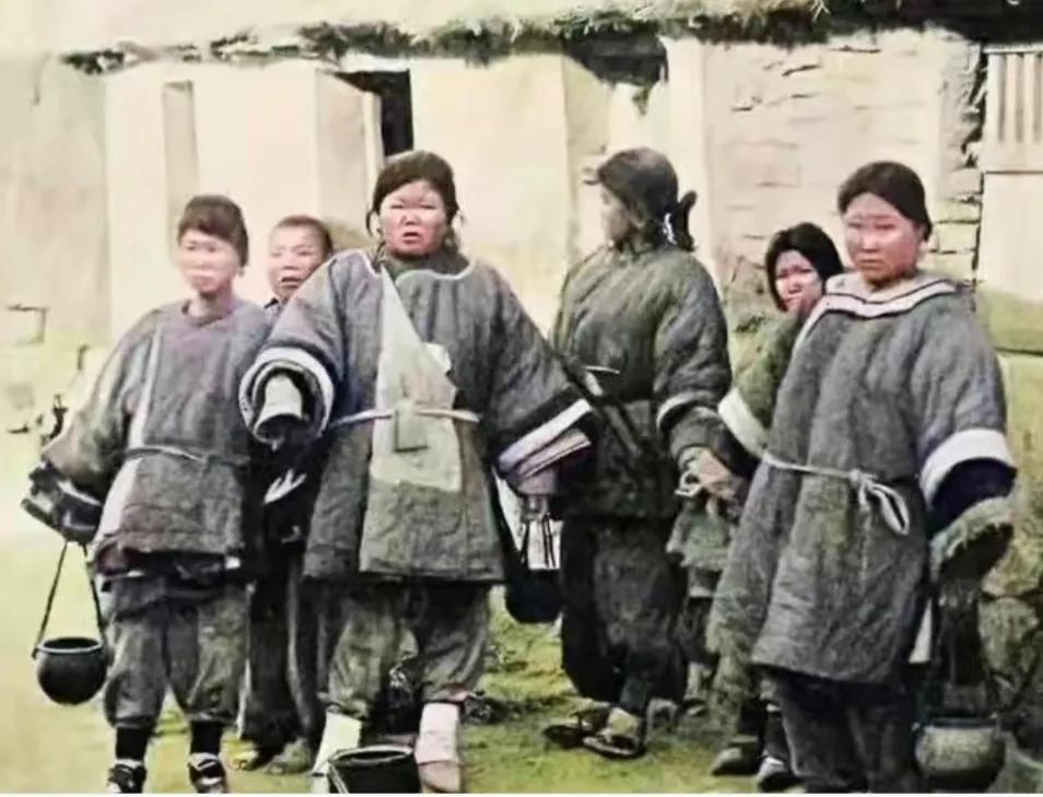 这是洋人摄影师拍摄清末妇女排队倒尿壶的照片，拍摄于1905年山东青岛。

照片中