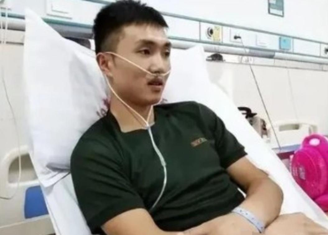 2019年，退伍军人尹文杰在抓小偷时，突然看到了小偷长相，他吃了一惊，赶紧松手，