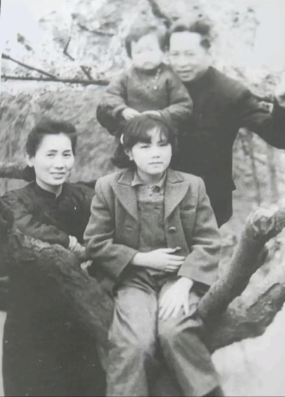 1937年初，许广平与儿子周海婴和萧红、萧军来到鲁迅墓前祭拜，并一同在墓前留下合