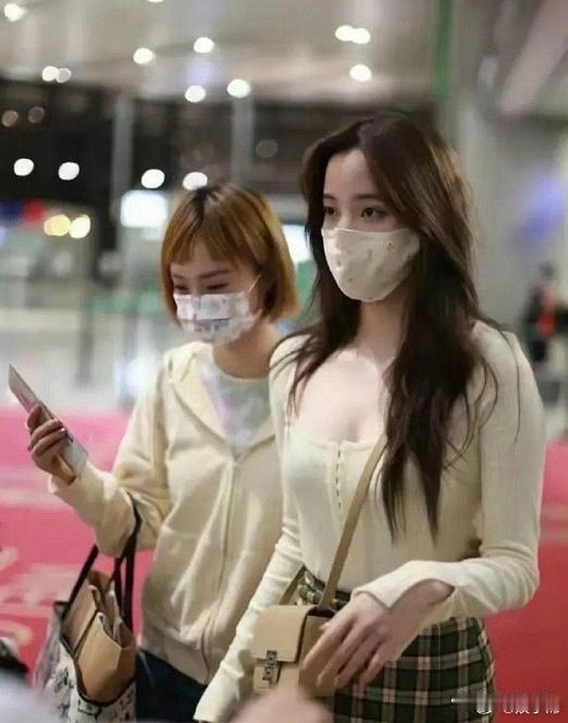 欧阳娜娜已经不再是那个小女孩子了，已经成熟了很多了，无论是相貌还是演技都已经不是