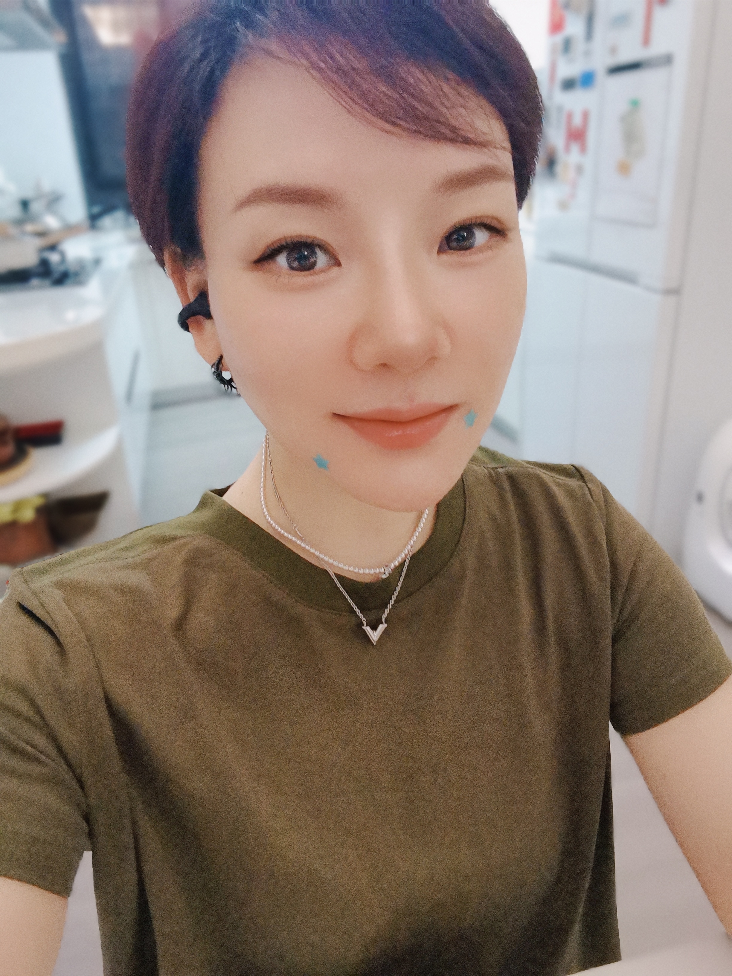 生活手记 坚持健身[努力][努力][努力]Ps.脸上贴的是消痘凝胶贴 ​​​