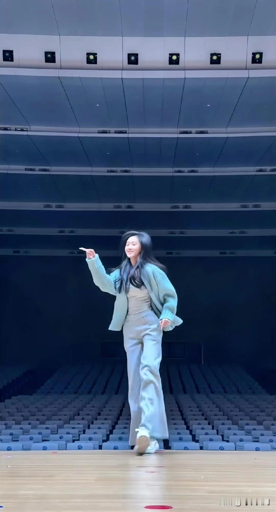 有种女人，吸引人的并不是颜值，而是一眼看上去，就能带给你很舒服的感觉。好清纯的感