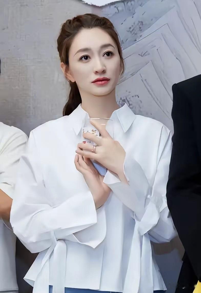 李小冉坦言，和父母一同旅行实在是件让人哭笑不得的事。她从前习惯熬夜打游戏，常常凌