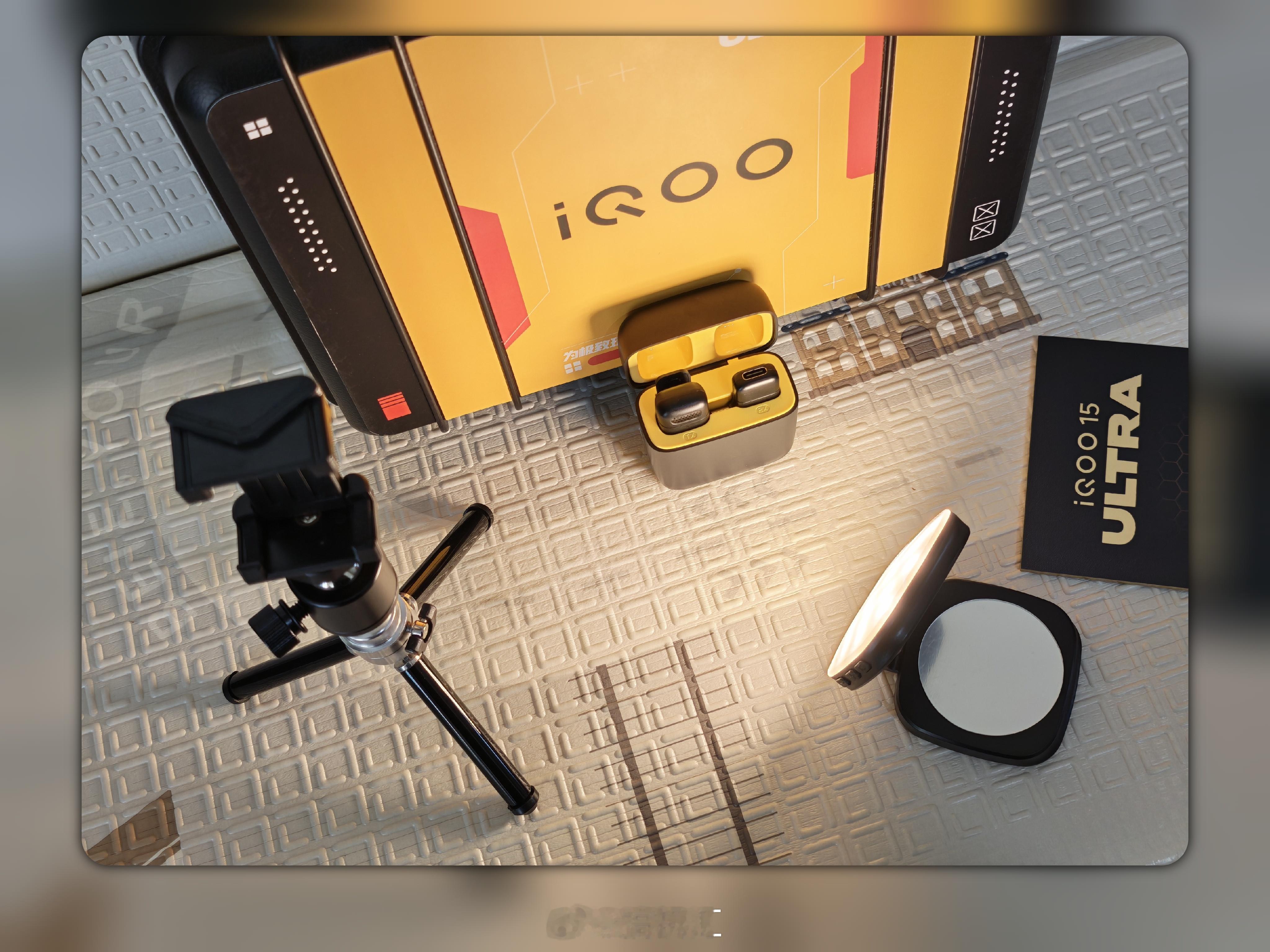 收到了iQOO 15 Ultra的邀请函，里面有桌面三脚架、磁吸补光灯、无线麦克