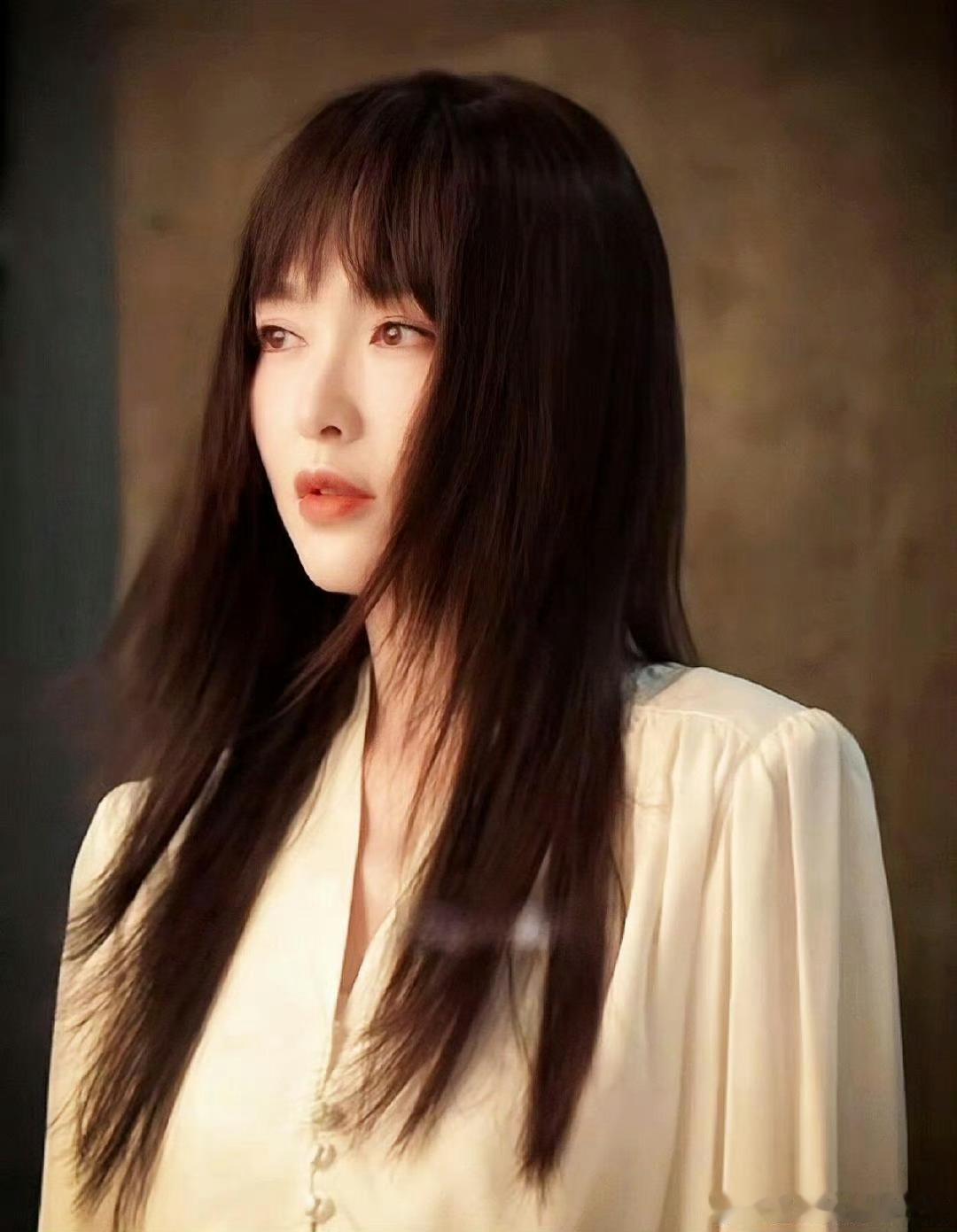 唐嫣新剧复古妈咪级别 被唐嫣《人之初》复古妆造美晕，复古氛围感拉满封神，颜值身段