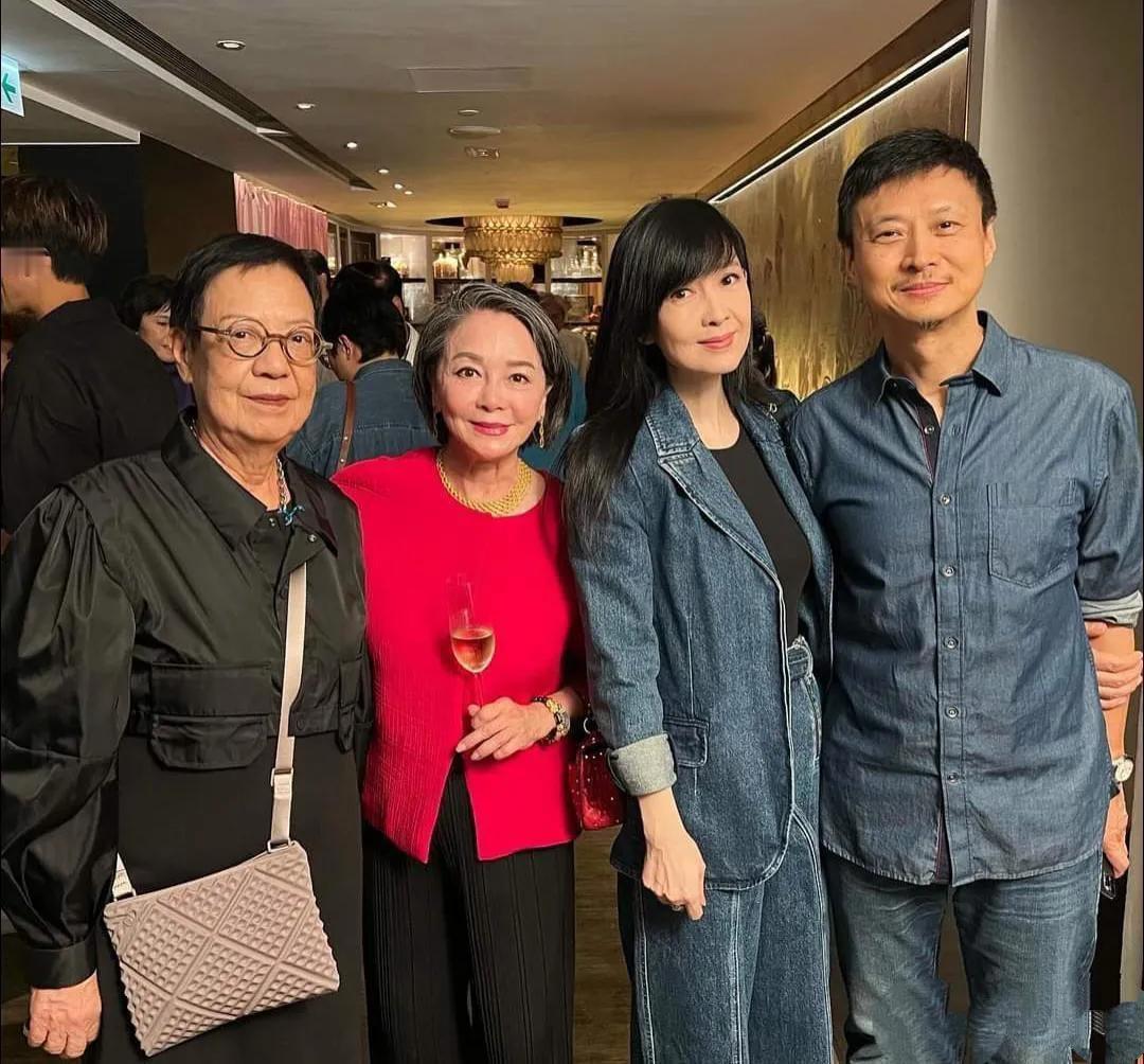 玉女周慧敏和花花公子倪震这对情侣装太般配了，周慧敏牛仔西装外套，黑色打底衫，一头