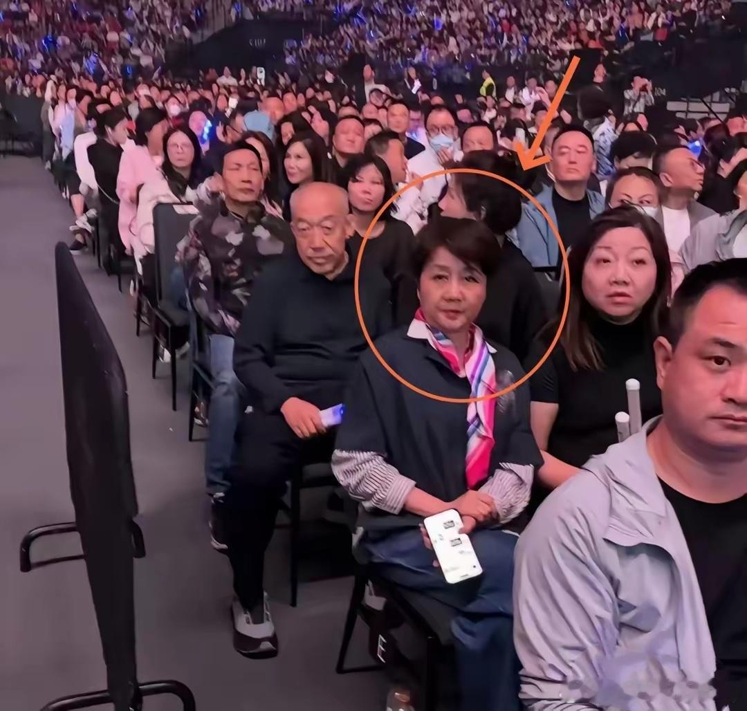 赌王四太梁安琪现身刀郎演唱会！11月8日，刀郎澳门演唱会如期举行，现场座无虚席，