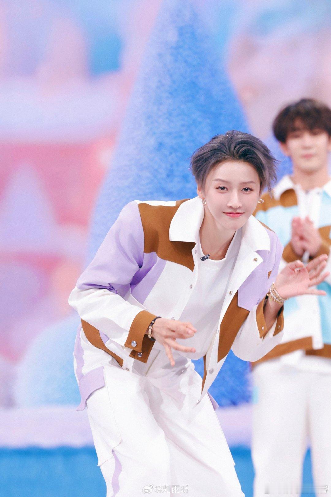 全场抢奖杯乱作一团，她早已锁定 C 位举杯比耶，镜头扫到永远是帅气淡定脸，满分表