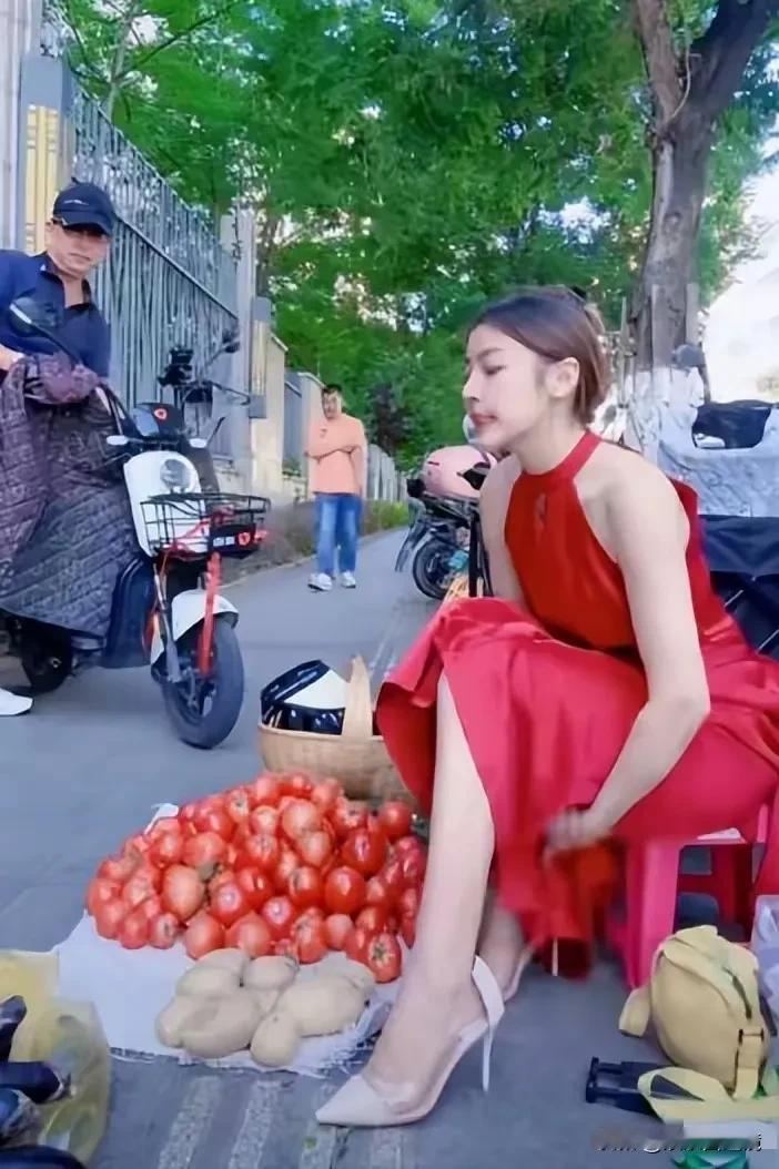 美女当街卖菜，貌似看的多，买的少啊。
有摆拍的嫌疑，估计是赚流量吧。
我分析一下