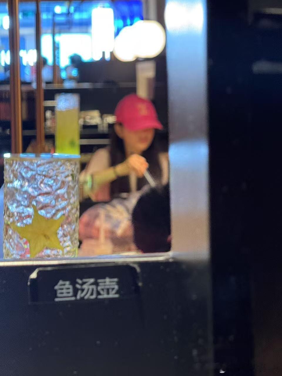 偶遇佟丽娅与友人聚餐 怎么感觉全世界都在背着我偶遇明星，我就没遇到过呢[笑cry