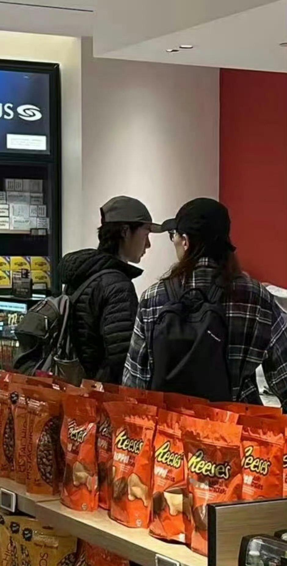 美洲某机场偶遇王一博 有网友在美洲某机场偶遇了王一博！ ​​​